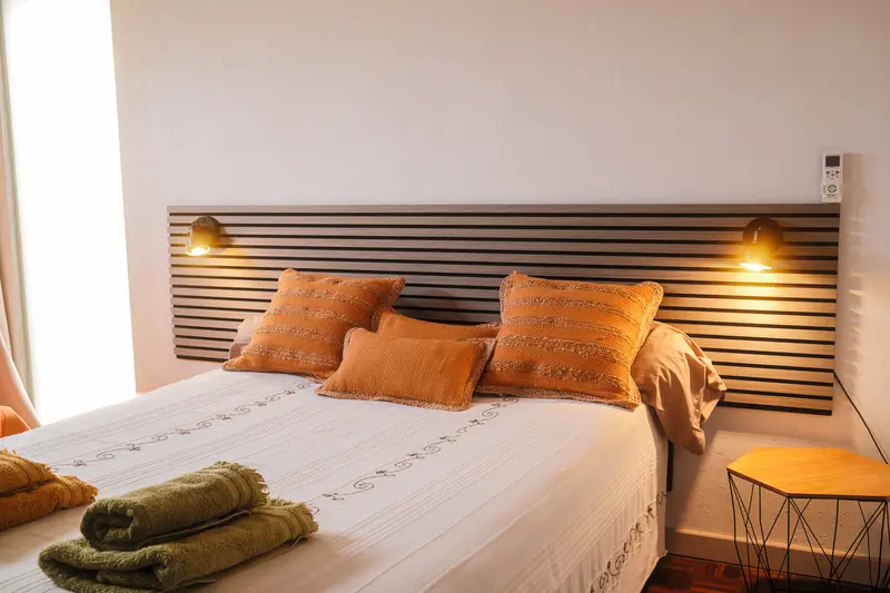 Chambre avec coussins brodés et appliques murales